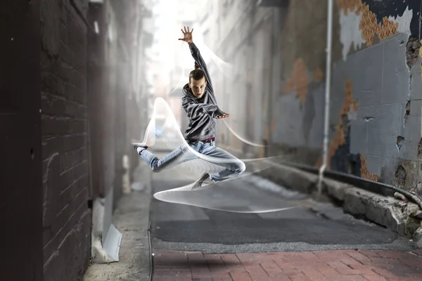 少女ブレイク ダンサー実行ジャンプ屋外 ミクスト メディア — ストック写真