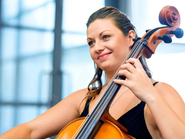 Mujer tocando violonchelo — Foto de Stock