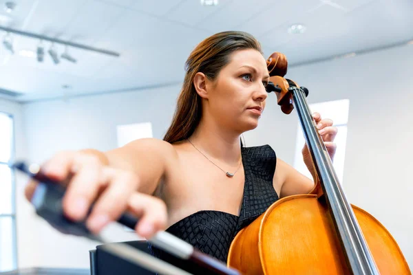 Žena hraje violoncello — Stock fotografie