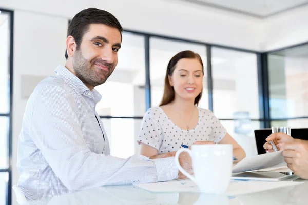 Beeld van twee jonge zakenlui in kantoor — Stockfoto