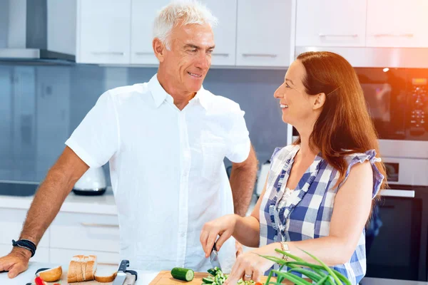 Ouder paar thuis koken — Stockfoto