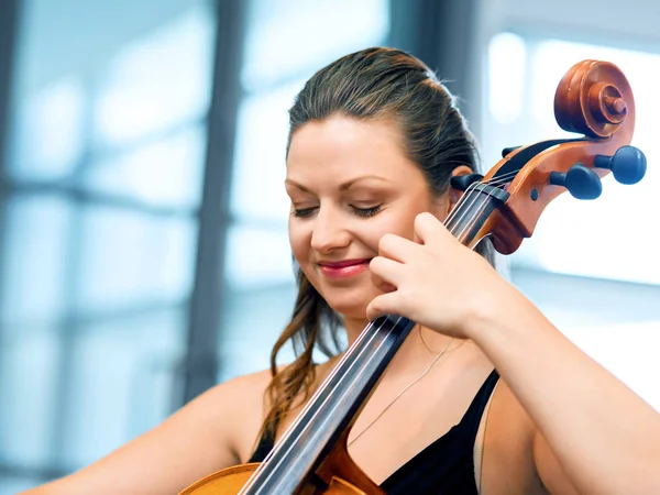 Kobieta gra wiolonczela — Zdjęcie stockowe