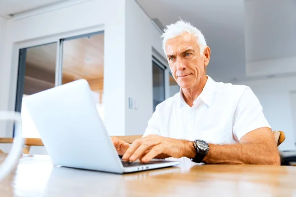 Homem trabalhando no laptop em casa — Fotografia de Stock