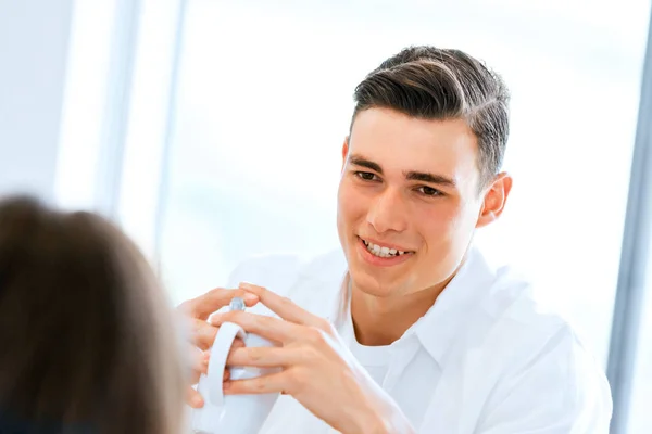 Mujer joven feliz con taza de té o café en casa —  Fotos de Stock