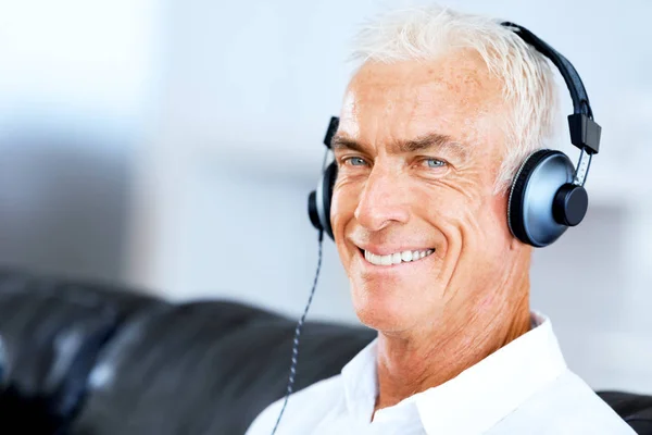 Przystojny szare włosy starszy człowiek z słuchawki — Zdjęcie stockowe