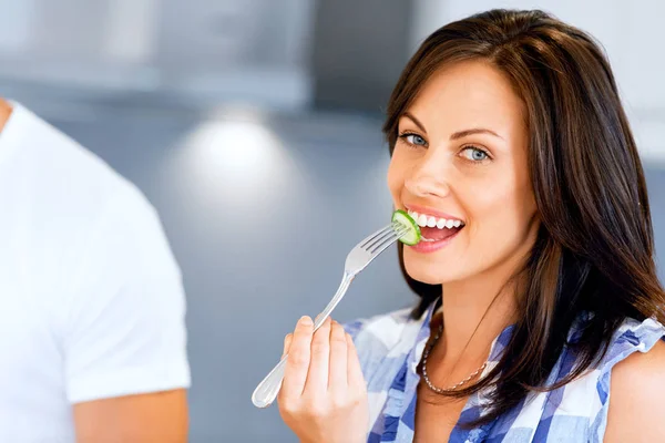 Giovane donna con una forchetta — Foto Stock