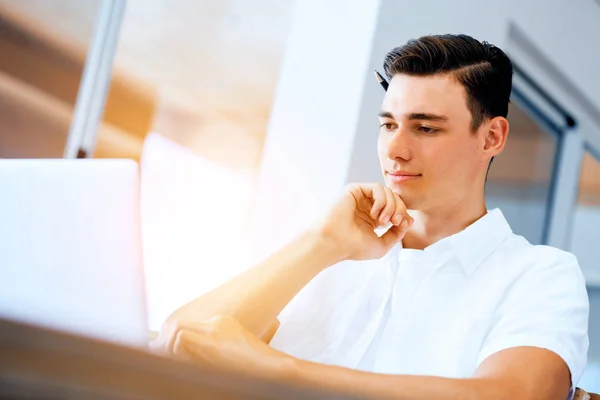 Homem trabalhando no laptop em casa — Fotografia de Stock