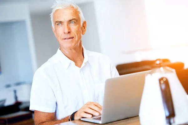 Man die thuis aan laptop werkt — Stockfoto