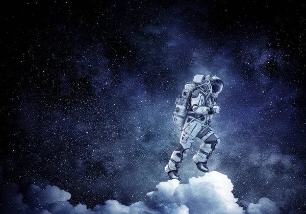 Spaceman op wolken lopen. Mixed media — Stockfoto