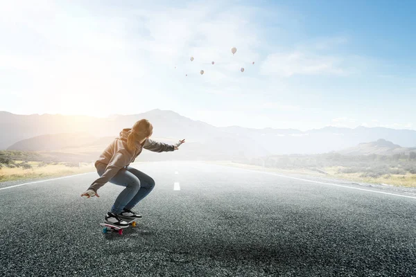 Ragazza adolescente cavalcare il suo skateboard. Mezzi misti — Foto Stock