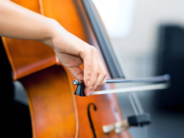 Tutup cello dengan busur di tangan — Stok Foto