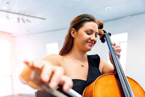 Mujer tocando violonchelo — Foto de Stock