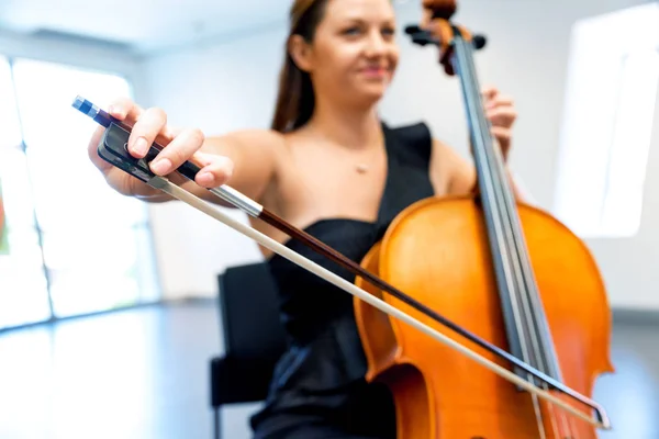 Donna che suona il violoncello — Foto Stock