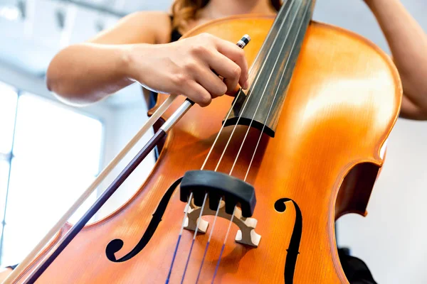 Close up de violoncelo com arco nas mãos — Fotografia de Stock