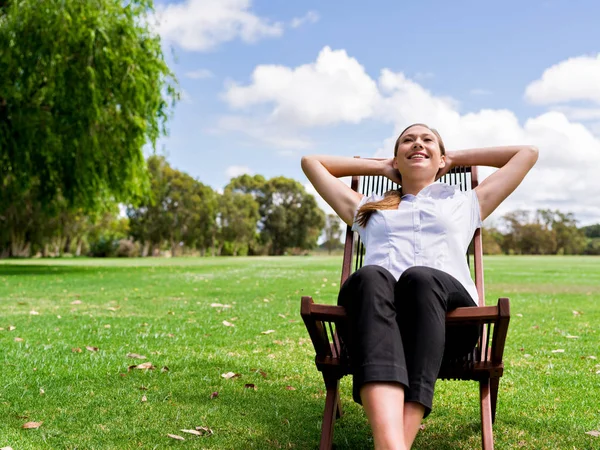 Young businesswoman relaxing during her break in park — Stock Photo, Image