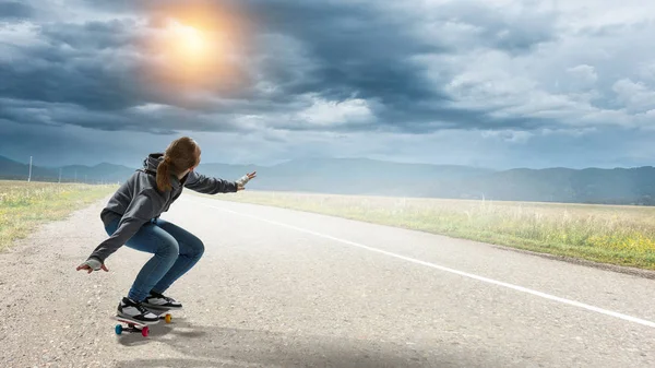 Teenager Mädchen fahren ihr Skateboard. Gemischte Medien — Stockfoto