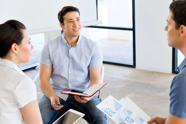 Imagen de socios comerciales discutiendo documentos e ideas —  Fotos de Stock