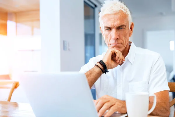 Mann arbeitet zu Hause am Laptop — Stockfoto