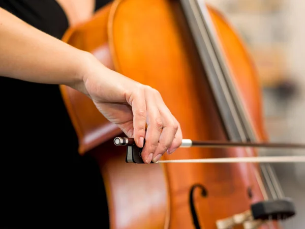 Close up de violoncelo com arco nas mãos — Fotografia de Stock