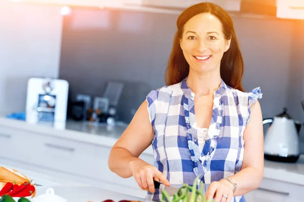 Schöne Frau steht in der Küche — Stockfoto