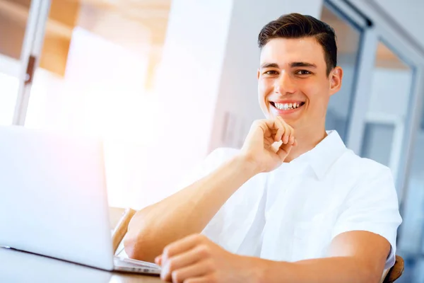 Man die thuis aan laptop werkt — Stockfoto