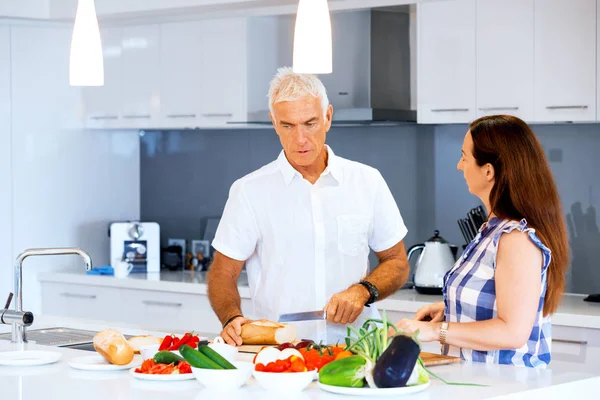 Mutlu çift evde yemek