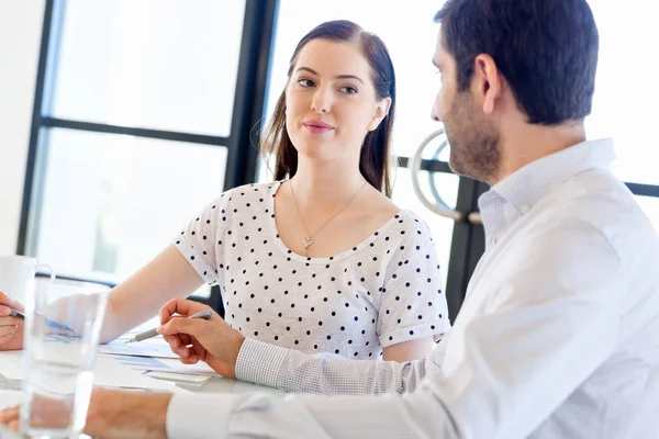 İki genç iş adamları Office görüntü