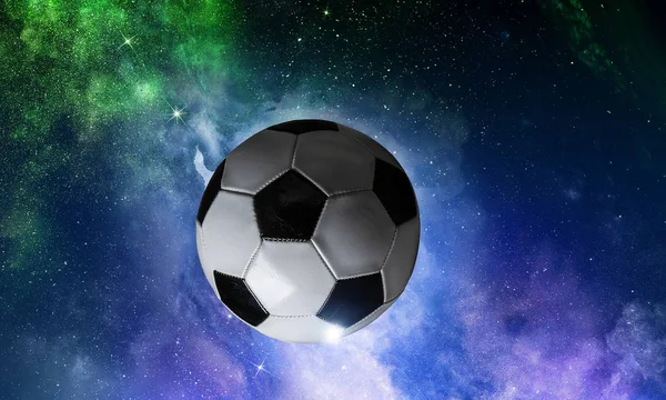 Bola Futebol Flutuando Espaço Aberto Contra Fundo Estrelado — Fotografia de Stock