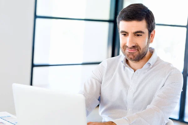 Knappe zakenman werkt op computer — Stockfoto