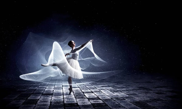 Bailarina de ballet en salto —  Fotos de Stock
