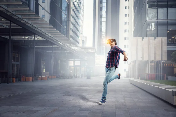 Sanal gerçeklik deneyin. Karışık teknik