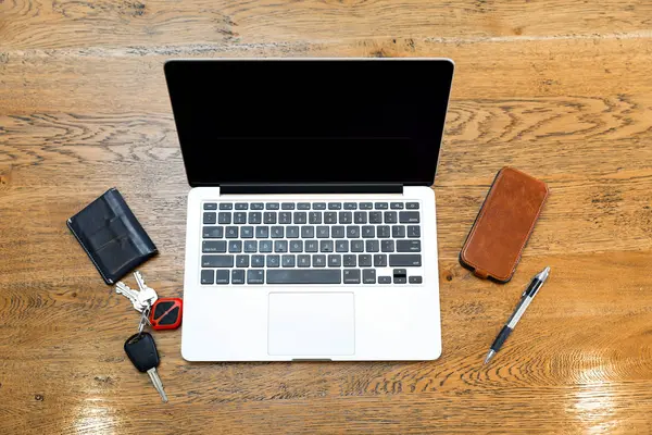 Laptop e outros acessórios na mesa — Fotografia de Stock