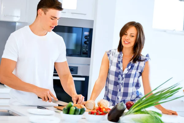 Couple cuisiner ensemble à la maison — Photo