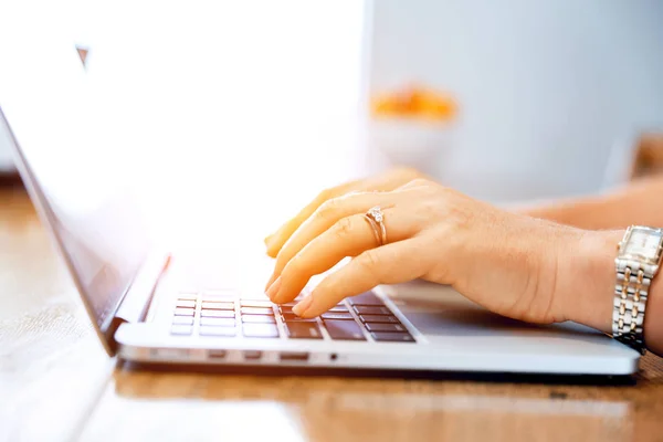 Reife schöne Frau arbeitet auf ihrem Laptop — Stockfoto