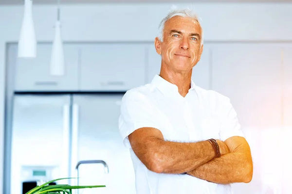 Retrato de un hombre mayor inteligente de pie en la cocina — Foto de Stock