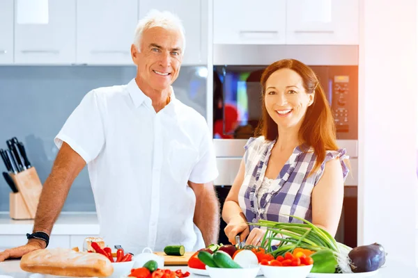 Ältere Paare kochen zu Hause — Stockfoto