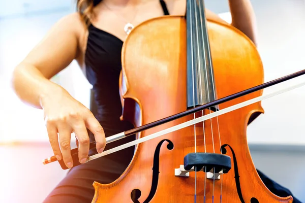 Gros plan du violoncelle avec archet dans les mains — Photo