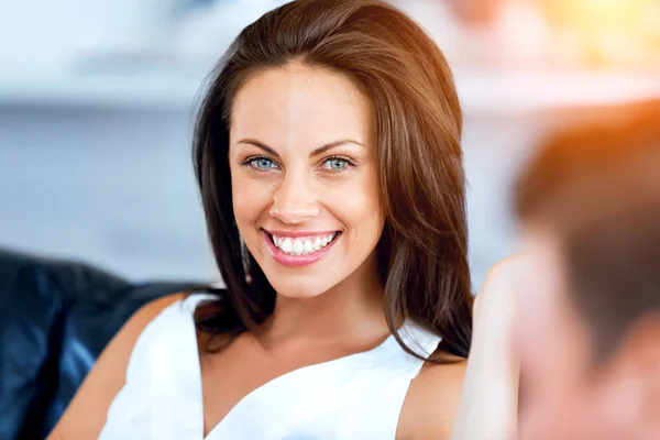 Hermoso retrato de mujer en interiores — Foto de Stock