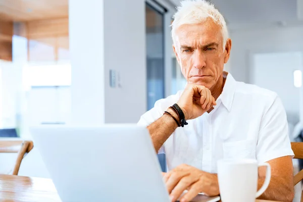 Mann arbeitet zu Hause am Laptop — Stockfoto