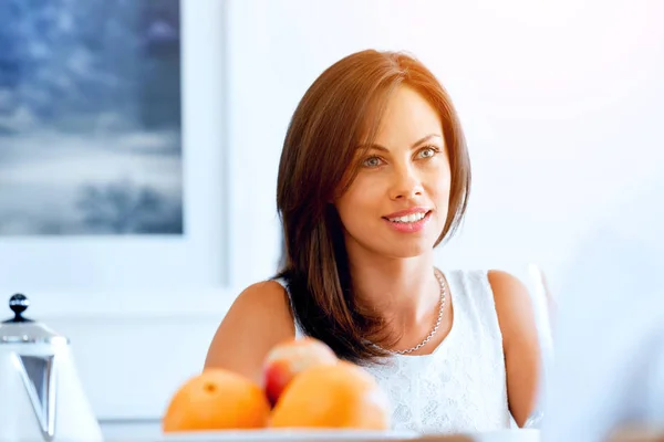 Beau portrait de jeune femme — Photo