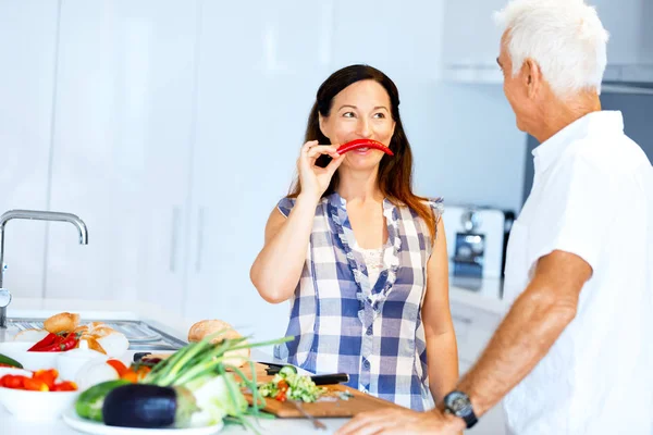 Ouder paar thuis koken — Stockfoto