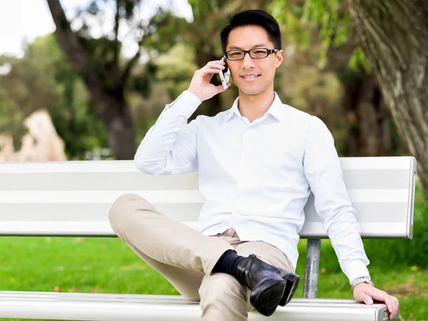 Portrait d'homme d'affaires avec téléphone portable à l'extérieur — Photo