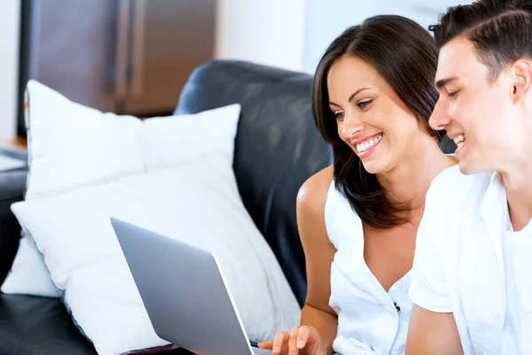 Glückliches modernes Paar, das zu Hause am Laptop arbeitet — Stockfoto