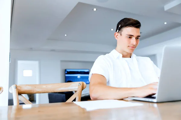 Man som arbetar på bärbar dator hemma — Stockfoto