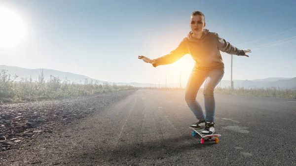 Tiener meisje rijdt haar skateboard. Mixed media — Stockfoto