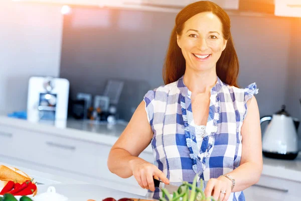 Schöne Frau steht in der Küche — Stockfoto