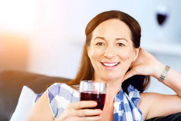 Femme tenant un verre de vin à l'intérieur — Photo