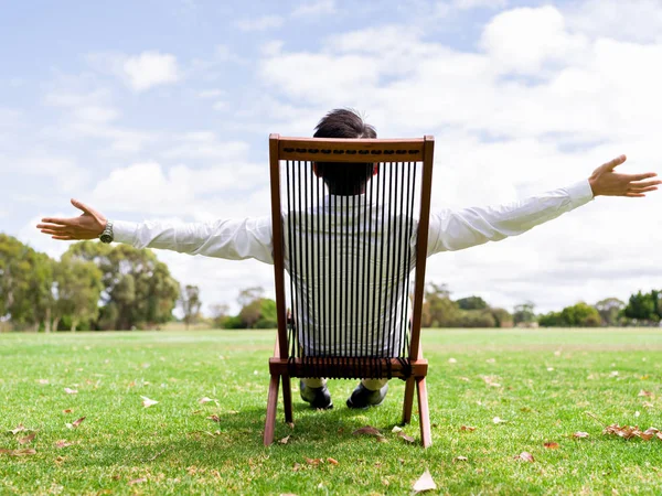 公園に座っている彼の休憩中に青年実業家 — ストック写真
