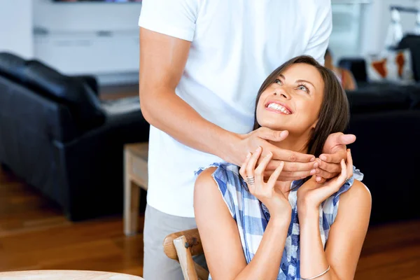 Lachende vrolijk paar camera kijken — Stockfoto