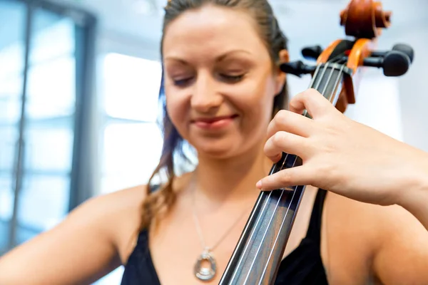 Женщина играет на виолончели — стоковое фото